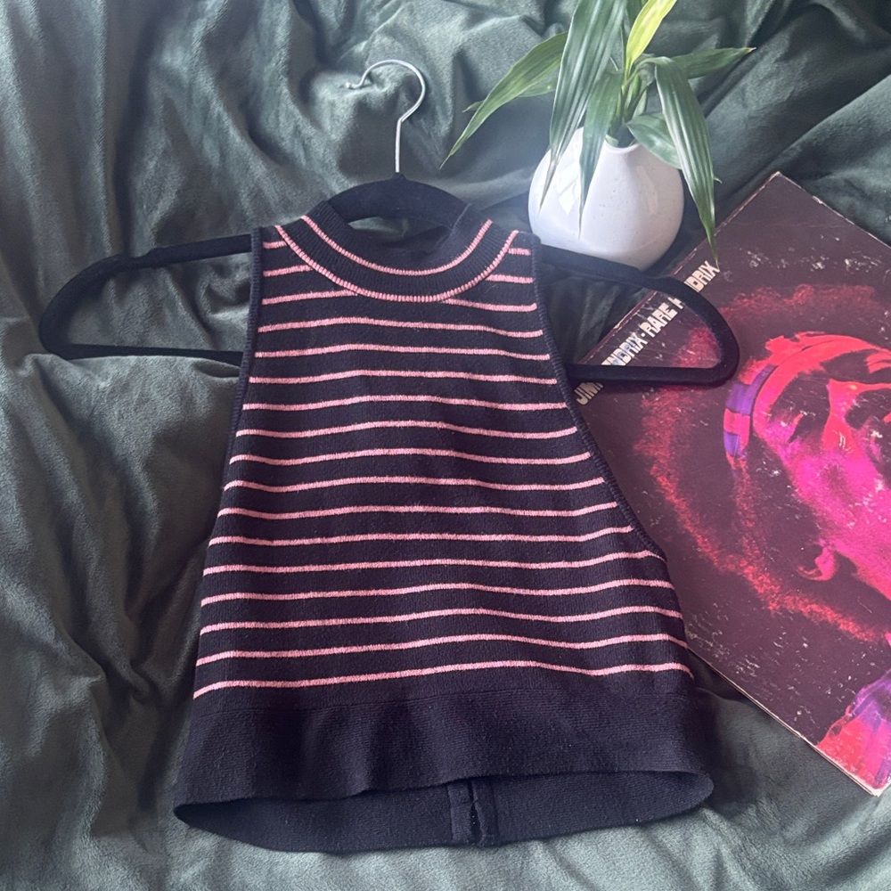 Victoria’s Secret Black and Pink Striped Sleeveless crop top👄🌺